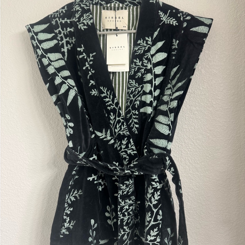 Sissel Black and White Leaf Print Vest - Picture 2 of 3